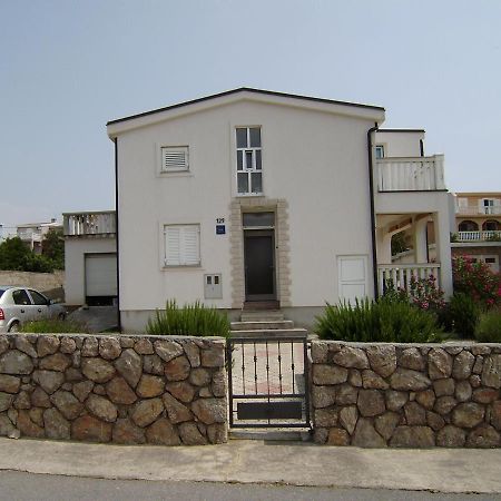 Apartments Mirela Karlobag Bagian luar foto