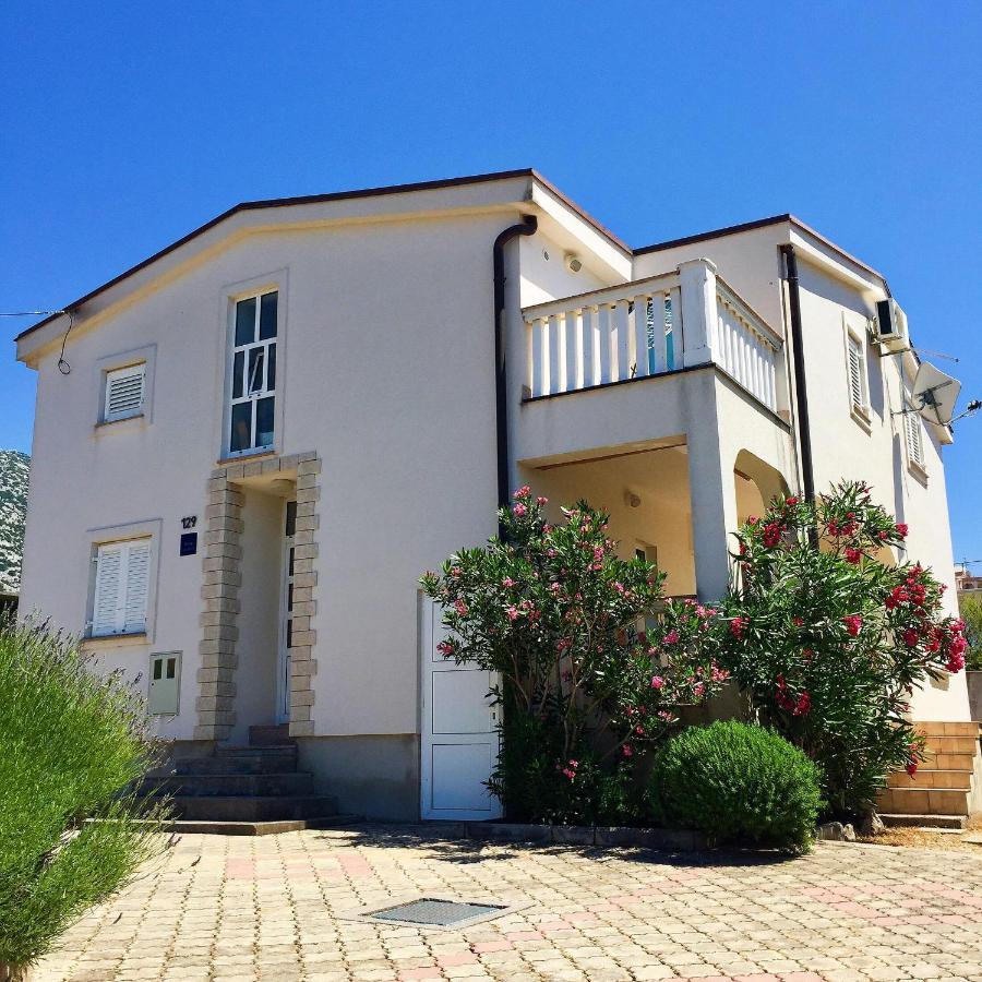 Apartments Mirela Karlobag Bagian luar foto