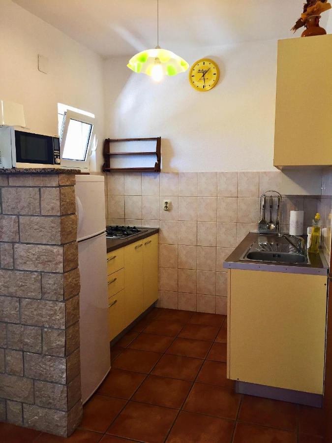 Apartments Mirela Karlobag Bagian luar foto