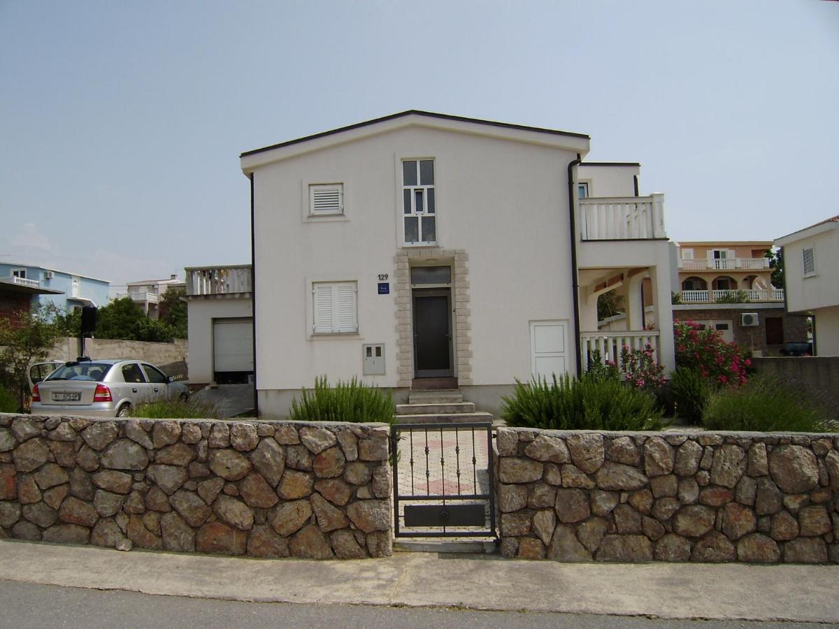 Apartments Mirela Karlobag Bagian luar foto