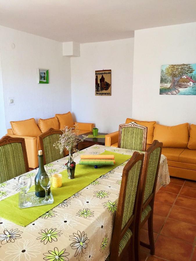 Apartments Mirela Karlobag Bagian luar foto