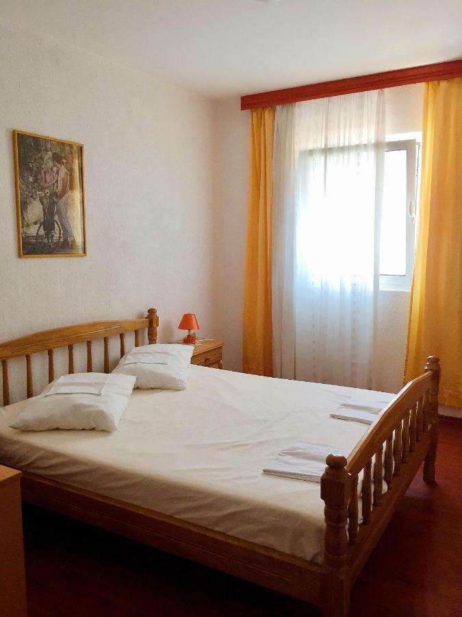 Apartments Mirela Karlobag Bagian luar foto